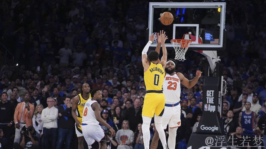 哈利伯顿强攻内线 反手拉杆上篮得分